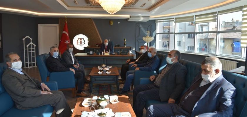 AKPARTİ ELAZIĞ İL BAŞKANI ŞERAFETTİN YILDIRIM VE BERABERİNDEKİ HEYET ELAZIĞ TİCARET BORSASI BAŞKANI MEHMET ALİ DUMANDAĞ'I MAKAMINDA  ZİYARET ETTİ.